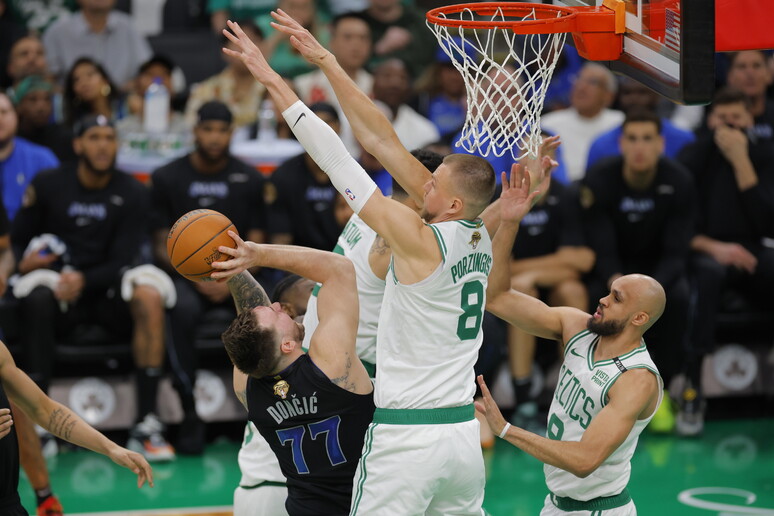 篮球：NBA 决赛，波士顿队在第一场比赛中击败达拉斯队